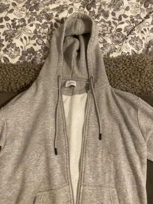 Grå Jack & Jones Zip Up Hoodie - Säljer min Jack & Jones Zip Up Hoodie. Den är i mycket bra skick och är knappt använd. Perfekt för den som gillar street wear eller bekväm stil.
