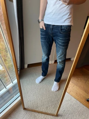 Replay anbass jeans - Tja! Schyssta Replay jeans!| Modell: Anbass| Mycket gott skick!| Kontakta mig vid frågor och funderingar!| Pris alltid diskuterbart!| //Nils-Köp efter 25-12 skickas tidigast 29/30-12!