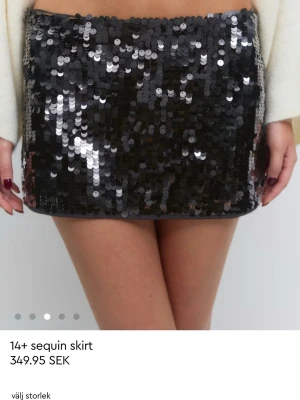 SÖKER - Söker denna kjolen akut i XS/S, köper direkt om du har möjlighet att posta innan söndag eller eventuellt mötas upp runt Helsingborgs området mellan lördag-tisdag❤️