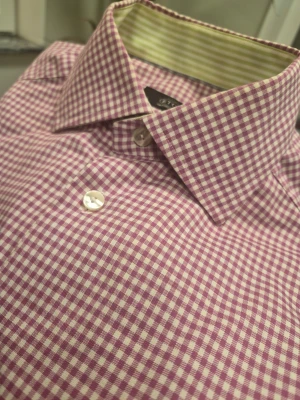 Rutig rosa skjorta från Eton slim fit - Snygg rutig skjorta från Eton i slim fit med vit och rosa små rutor. Kragen och manschetterna har en cool ljusgrön randig insida. Skjortan har klassisk krage, långa ärmar och pärlemorknappar. Perfekt för dig som gillar stilrena detaljer och vill sticka ut lite.