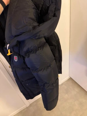 Svart dunjacka från Fjällräven - Denna fjällräven jackan köpte jag för en vecka sedan. Vill nu sälja den då jag fick en annan jacka i present som jag tyckte om mer. Den är så gott som ny! Har haft på mig den 3 gånger. Väldigt fin och mysig jacka. Ny pris 7500 säljer för 6350