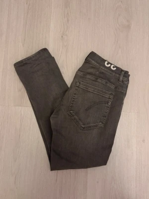 Dondup George - Ett par riktigt sköna gråa Dondup jeans i modellen ”George”.  Fint skick, inga defekter. Nypris ligger runt 3000kr. Original lapp medföljer.