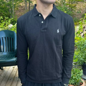 Ralph lauren tröja - En fin Svart långarmad ralph lauren tröja , använd 6/7 gånger pga för liten