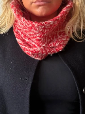 Röd och vit stickad halsvärmare/buff - 001