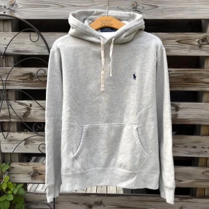Grå Ralph Lauren Hoodie  - Säljer denna tvärfeta Ralph Lauren Hoodie. Storlek M, passar S/M. Iprincip nyskick, superfint skick. Svårt att få rätt färg på bilderna, ser ut som en vanlig grå Hoodie från Ralph Lauren. Blå häst. Här gärna av er vid funderingar🙌🏻