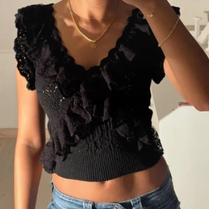 Svart volangblus från Zara - Supersöt svart blus från Zara i storlek S. använd fåtal gånger. 🩷🩷