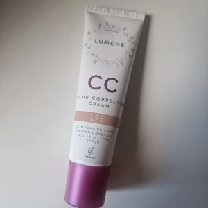 Lumene CC Cream 1.75 SPF20 - Helt ny Lumene CC Color Correcting Cream i nyansen 1.75. Ger medium täckning och jämnar ut hudtonen med naturlig finish. Innehåller SPF20 och passar alla hudtyper. Tuben är vit med lila detaljer och rymmer 30 ml. Vegansk formula.