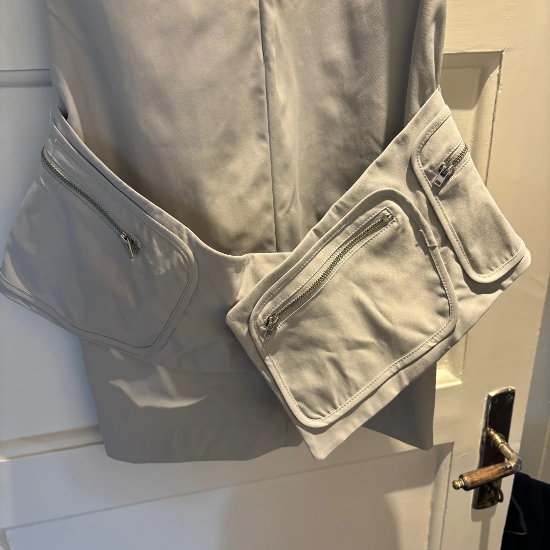 Ljusgrå ärmlös klänning från Zara - 1