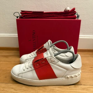 Valentino open sneakers  - Säljer nu dessa fina Valentino skor | Super fint skick | Storlek 36 | Kommer med box,dustbag,valentino kort, extra nya snören, äkthetsbevis | Hör gärna av er vid frågor eller funderingar 