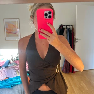  halterneck topp i brun  - Säljer denna bruna halterneck toppen, köpt på vinted så vet inte var den är från 