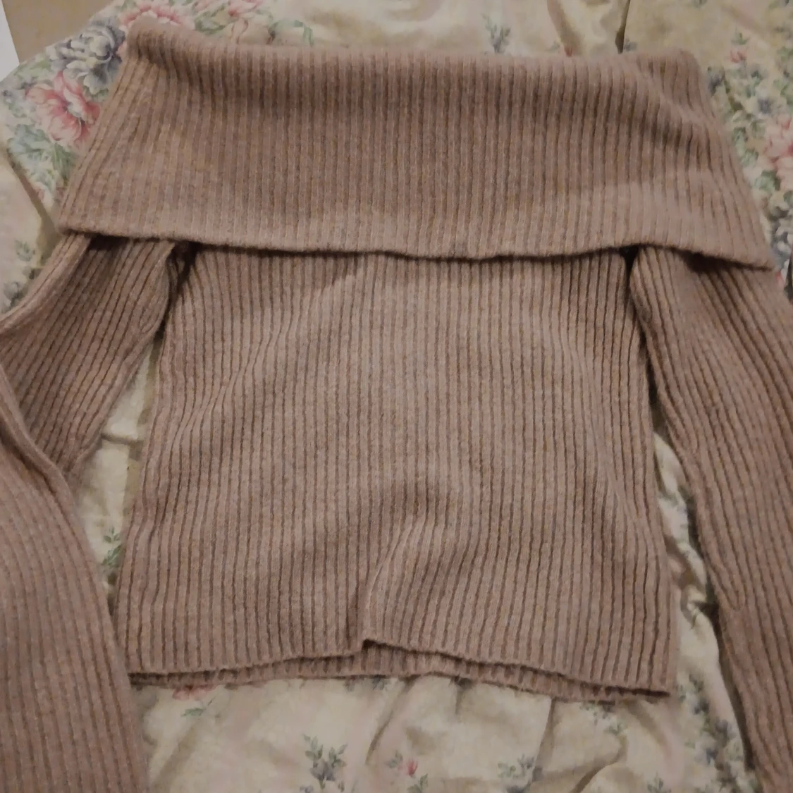 Ljusrosa ribbad offshouldertröja H&M - 2