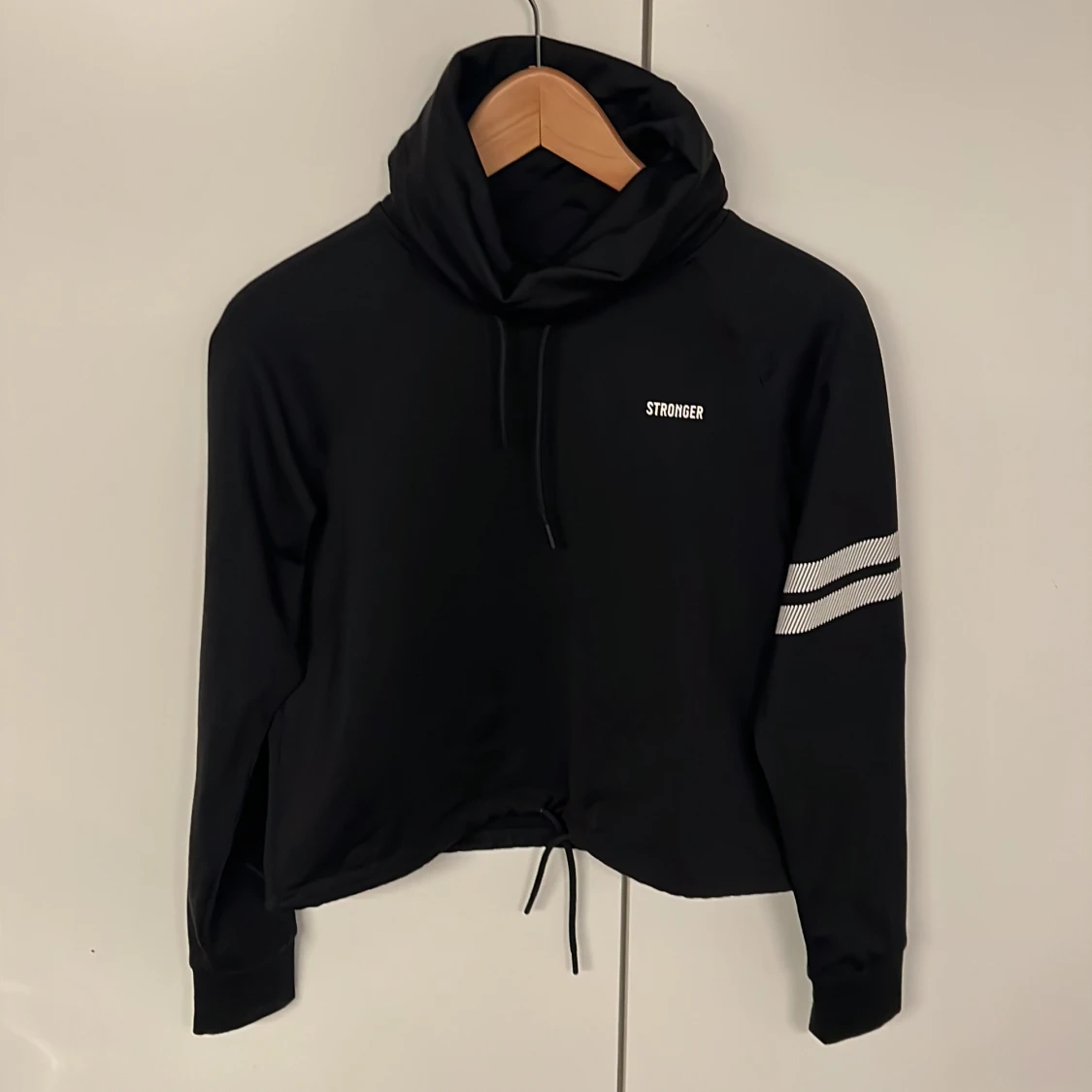 HELT NY Svart hoodie från Stronger