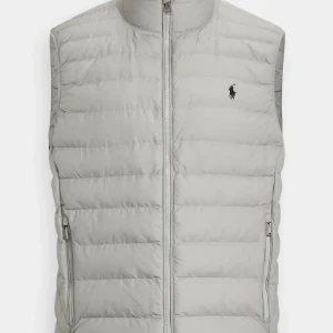 Ljusgrå dunväst från Polo Ralph Lauren - Snygg ljusgrå dunväst från Polo Ralph Lauren med klassisk quiltad design och svart broderad logga på bröstet. Västen har hög krage, dragkedja framtill och två fickor med dragkedja. Perfekt för lager-på-lager och stilren look. Nypris ca 3500kr, väldigt sällsynt och nästan slut överallt! Kom privat för funderingar.