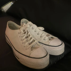 Vita Converse sneakers med platåsula - Använda 6 gånger ungefär🍓