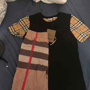 Burberry T-shirt med rutiga ärmar och shorts  - Säljer den här dressen har bara haft på mig den en gång och det va för att jag skulle testa den jättebra skick 