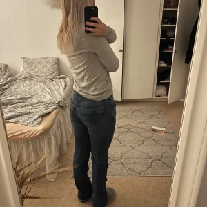 LTB Blue Addicted jeans W28 L36 - Snygga blå jeans från LTB Blue Addicted med klassisk femficksdesign och låg midja. Jeansen har raka ben och en något mörkare tvätt. Perfekta för dig som gillar en enkel och tidlös look. Materialet är jeans och passformen är normal. Säljer då de är för långa på mig som är 160 ( de är uppvikta innåt)