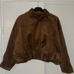 Brun jacka från Zara  - Snygg brun mockajacka med oversized passform. Från Zara storlek S prislapp kvar. 