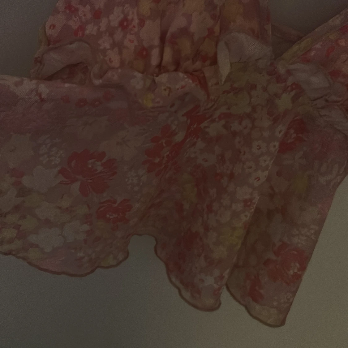 Blommig volang-linnetopp i pastell - 1