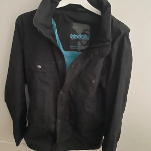 Svart field jacket från Iriedaily - Svart field jacketfrån Iriedaily i storlek S, modellen är ca 180. Hör av dig vid funderingar!