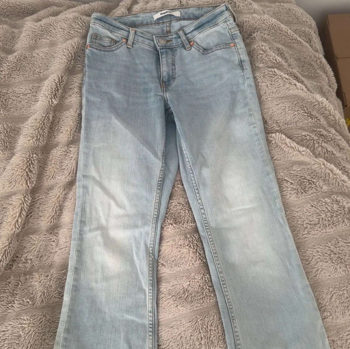 Bootcut jeans i ljusblå denim Kappahl - 2