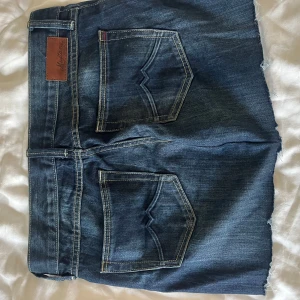 Blå jeanskjol från Mustang - Snygg blå jeanskjol från Mustang, sytt om från ett par jeans. Skulle säga att den passar en S.