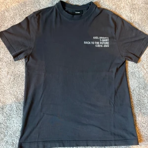 Axel Arigato t-shirt - Snygg t-shirt från Axel Arigato i en trevlig mörkgrå färg och bra skick.