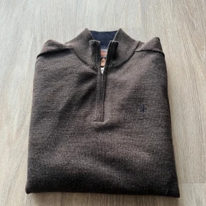 Mörkbrun halfzip Morris S - Snygg brun halfzip från Morris | Anväd fåtal gånger | Nypris 1800kr men säljs för 499kr hos mig! | uppskattas från 175cm till 185cm | skriv för funderingar!