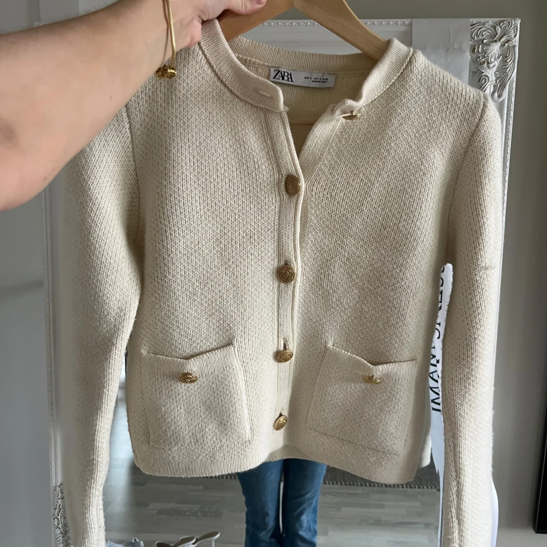 Beige kofta från Zara med guldknappar