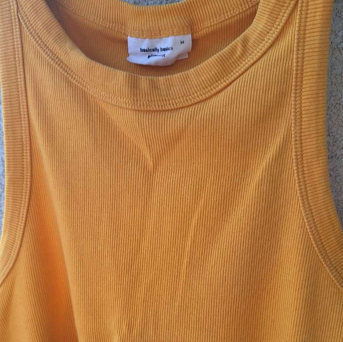 Ribbad gul linnetopp från Gina Tricot