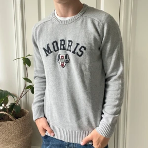 Morris grå stickad tröja L - Morris grå stickad tröja L, inga defekter. Modellen är 180,75 kg och bär L. Skön stickad tröja! 