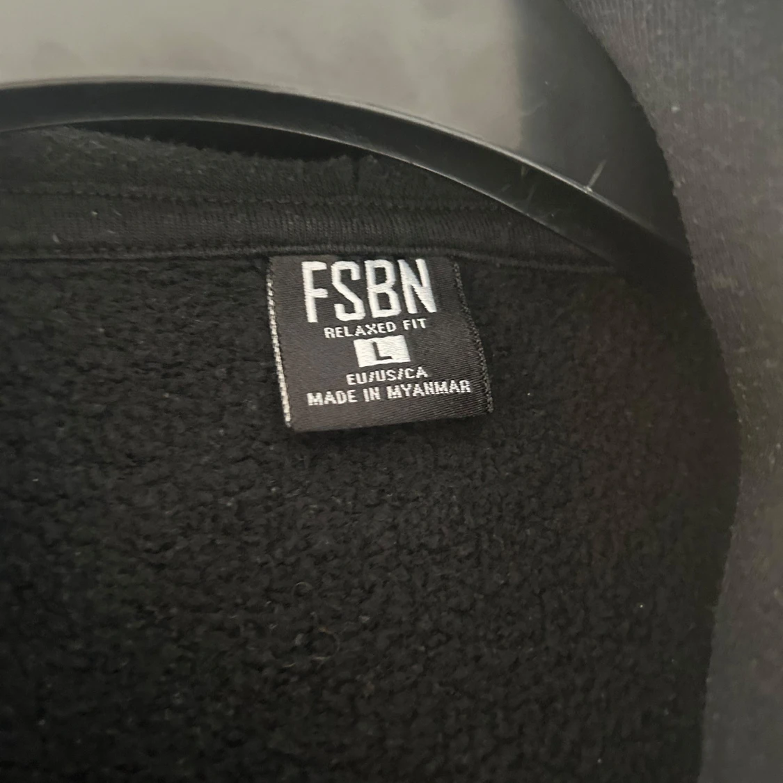 Svart hoodie med röd tryck från FSBN - 1