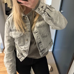 Grå Jeansjacka - Väldigt bra skick, passar de flesta storleksmässigt🩷🩷