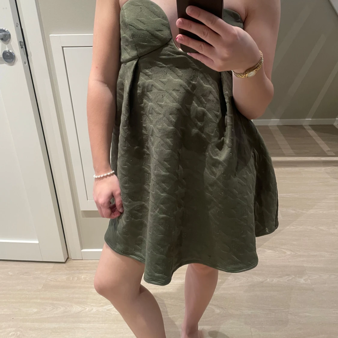 Grön axelbandslös kortklänning - 4