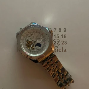 Breitling Navitimer silverfärgad klocka - Säljer min klocka som jag fick av min farfar eftersom att den inte passar mig längre. Det är en härlig every day klocka som passa till de flesta outfitsen. Skriv förslag på pris, priset är inte hugget i sten