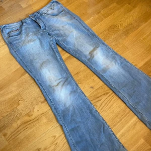 Lågmidjade jeans  - Säljer ett par ljusblå Lågmidjade jeans från Tommy hilfiger