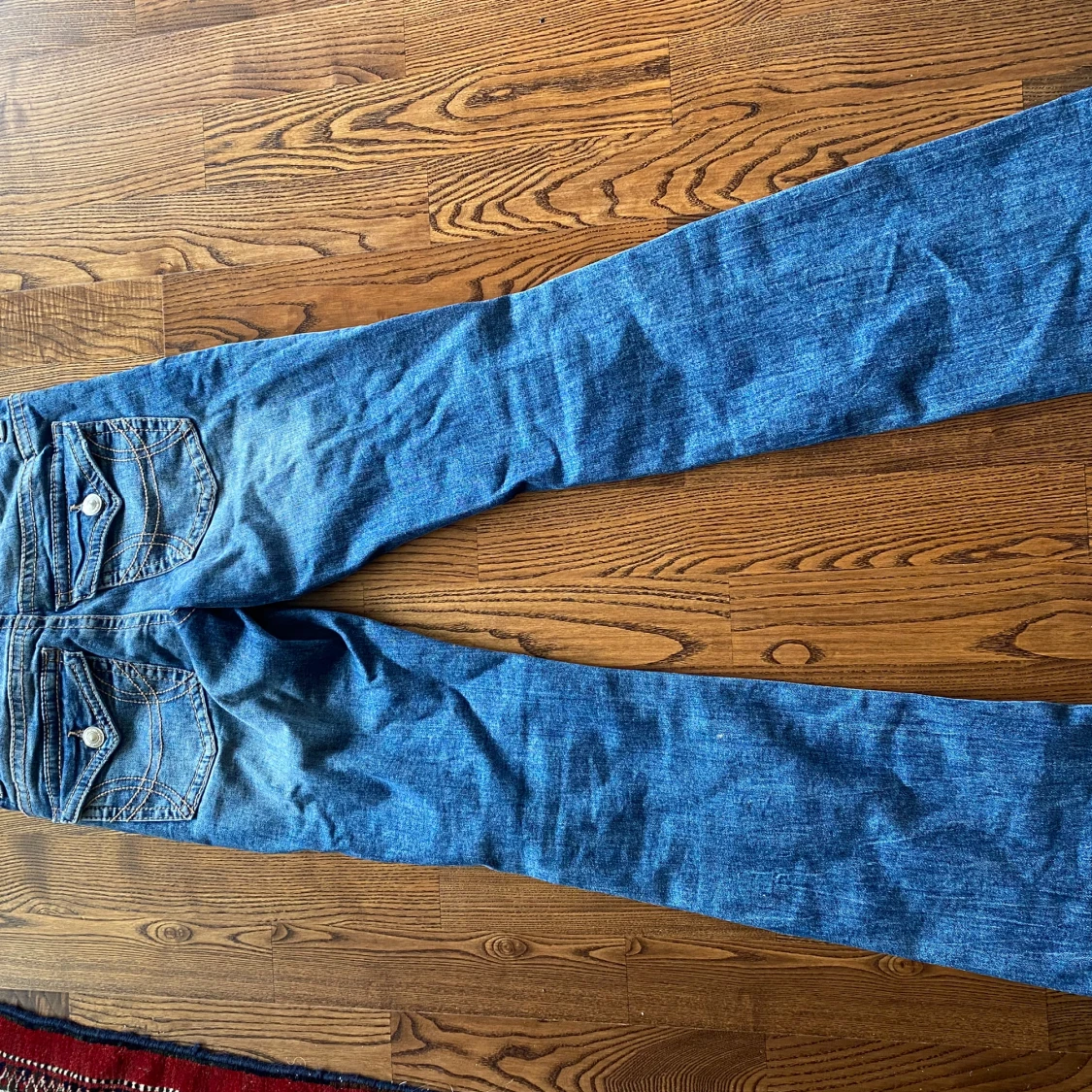 Blå bootcut jeans med slitningar - 1