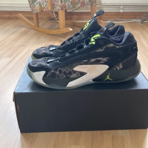 Svarta Jordan sneakers med neon detaljer - Säljer nu mina basket skor som är ca 1 år gammla, jätte fint skick och fäster väldigt bra, ny pris 1200