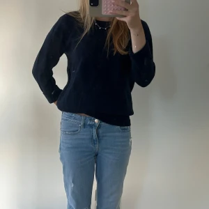 Mörkblå kashmirtröja från Soft Goat - Mysig mörkblå tröja från Soft Goat i 100% kashmir. Klassisk rund halsringning och långa ärmar, perfekt för lager på lager. Tröjan har en enkel och stilren design som passar till jeans eller kjol.