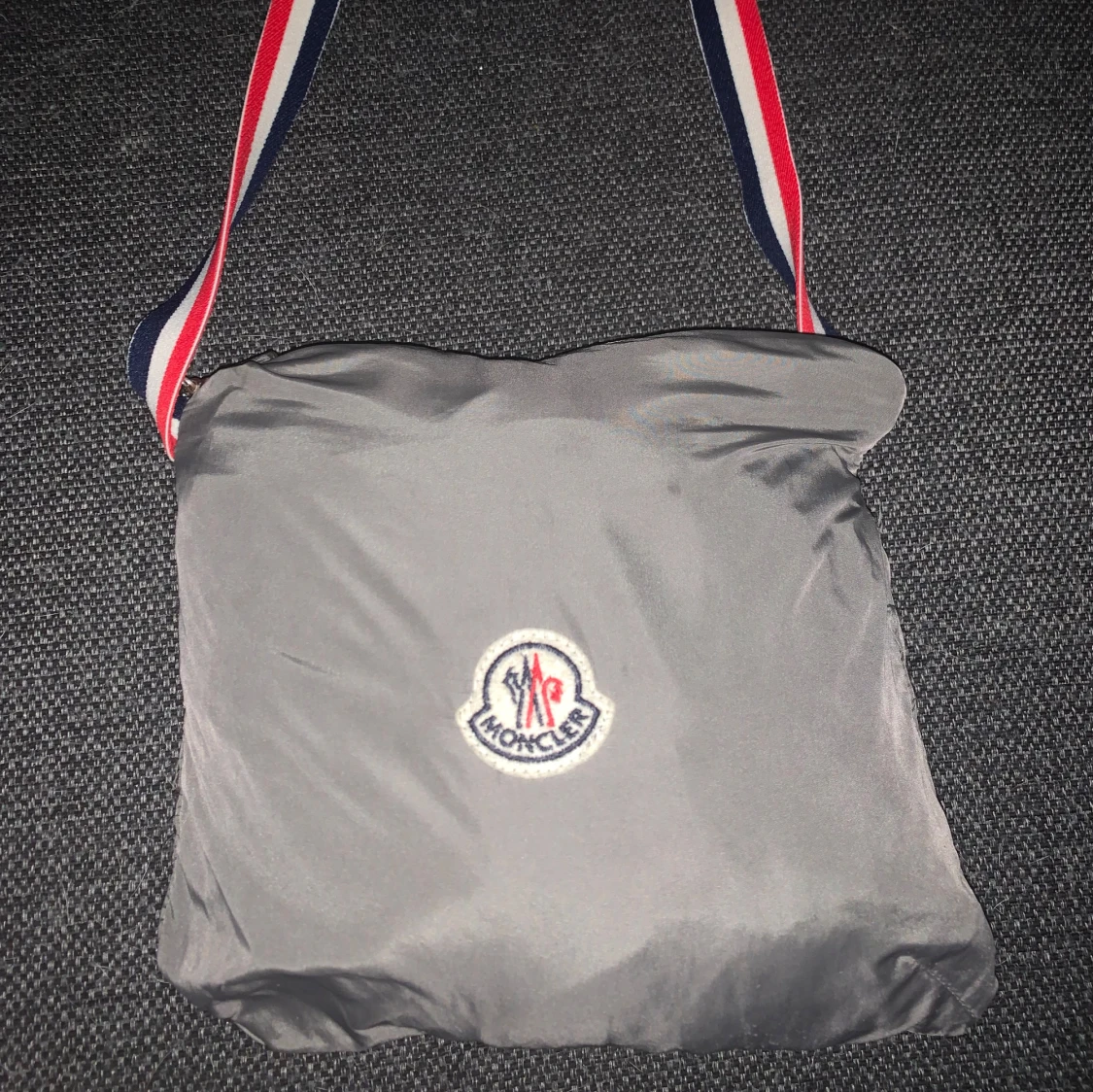 Grå vindjacka från Moncler med huva - 3