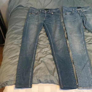 3 par tiger of Sweden jeans slim fit - Hej säljer 3 par tiger of sweden jeans slim fit med stretch. Från vänster: några tecken på användning, mitten inte alls använda, höger väl använda strlk 30:32 på alla bortsett från den i höger som är lite kortare. Pris kan diskuteras, 1000 för allihopa