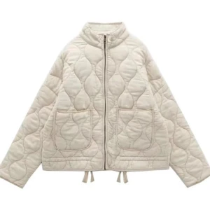 Zara quiltad jacka - Säljer då den inte är min stil längre. Använd ett par gånger under våren men inga defekter. Köptes för nästan 900 kr. Skriv gärna vid frågor och funderingar🫶