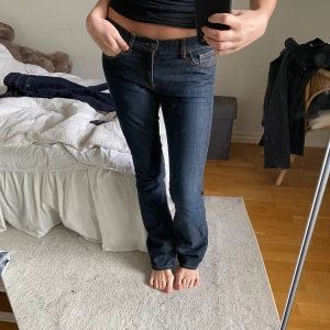 Mörkblå jeans från Marc Jacobs, stl 6 - Säljer nu mina bootcut jeans från Marc Jacobs. Jag är 175cm och innerbenslängden är 84cm. Har en liten slitning längst ner på benet. Hör av er vid frågor eller intresse!