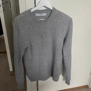 Tröja i 100% ull - Hej säljer nu denna tunna och sköna tröja i 100% ull gjord i Italien, nypriset ligger runt 900 men jag säljer för halva priset. Storlek M men passar S.