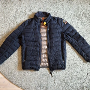 Parajumper jacka herr (äkta) - Jag säljer en äkta parajumper jacka. Nypris:4600kr.   Jackan har ett litet jack i armen, se bild. I övrigt är jackan i perfekt skick och säljs då den inte används längre.