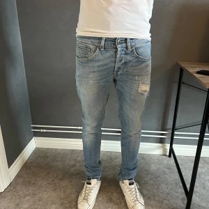 Dondup George W32 - Feta Dondup George med riktigt feta slitningar. Storlek W32