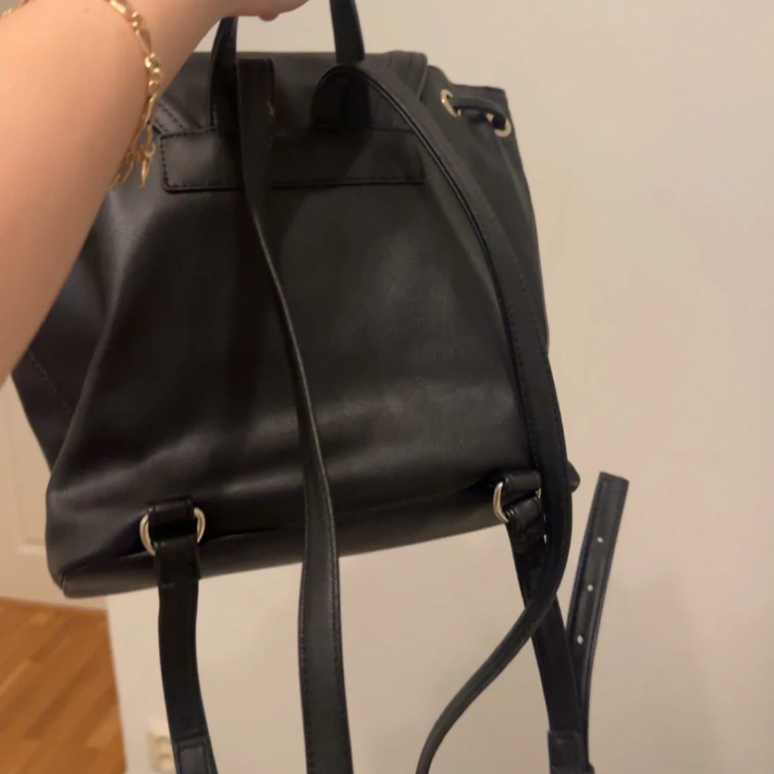 Svart ryggsäck från Guess i skinnimitation - 3