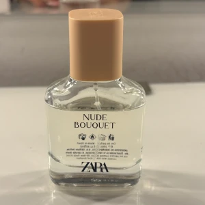 ZARA Nude Bouquet parfym 30ml - Trendig parfym från ZARA 'Nude Bouquet' 30ml. Luktar väldigt blommigt och fräscht. Vid frågor är det bara att höra av sig!🌸🌸💞💞