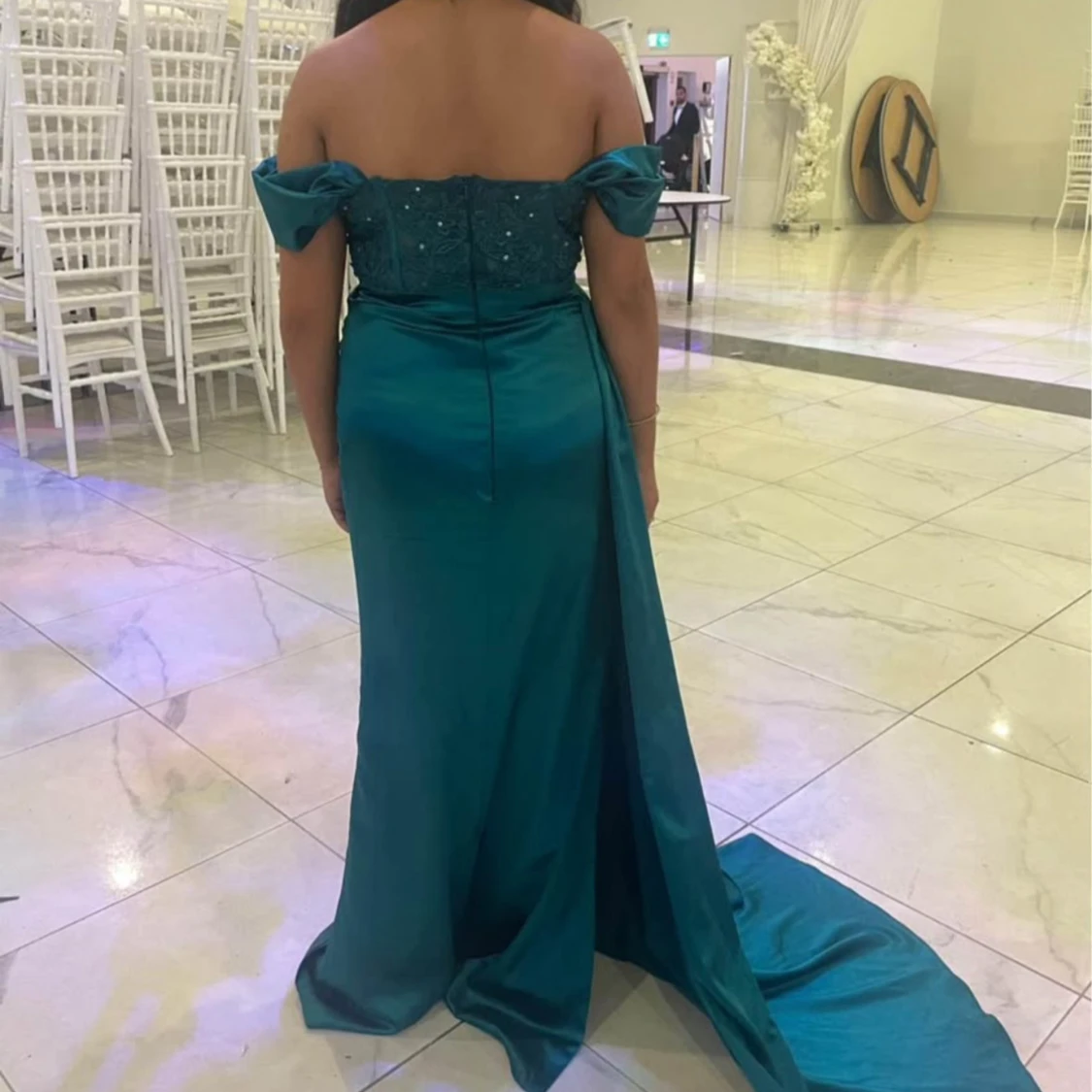 Mörkgrön satin klänning  - 1