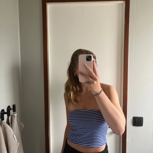 Blåvit randig bandeau tubtopp - Säljer en bandeau tubtopp från SHEIN med blå och vita ränder. 💙