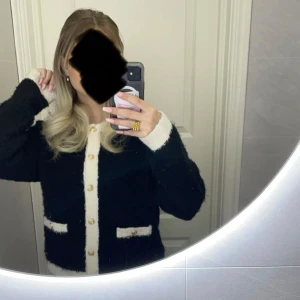 Cardigan stickad  - Säljer denna fina stickade cardigan från Lindex (holly & whyte) då den inte kommer till användning längre💗 Den är i bra skick och är i storlek M. Nypris: 499kr. Kom privat för fler frågor eller funderingar💗